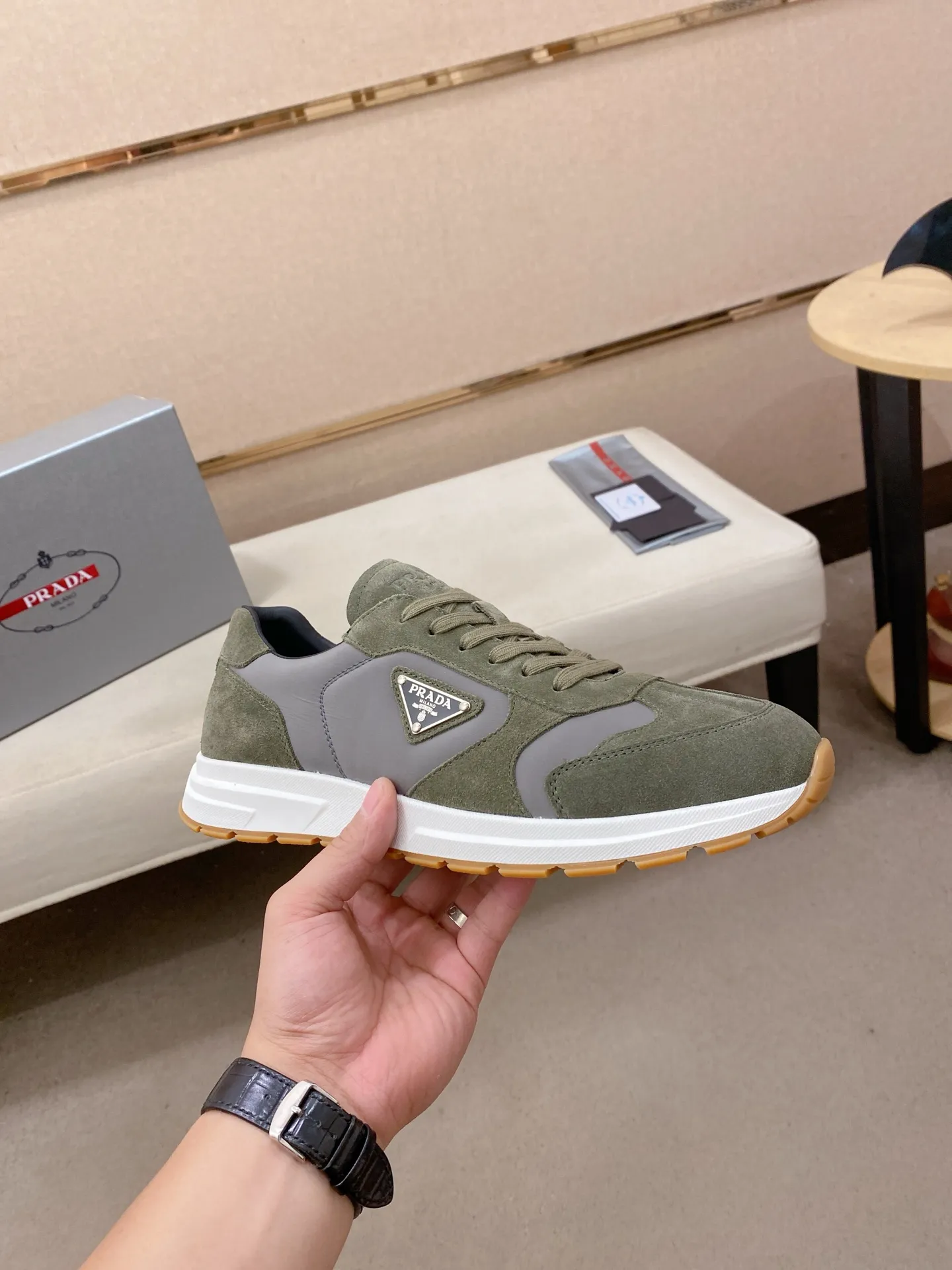 Men's Men's Shoes 💰 620💰 ✔️✔️✔️High version High-quality new PRADA (Prada) counters are launched simultaneously. The new men's shoes and 😘fabrics are selected from first-layer cowhide fabrics. Lining: Imported cowhide leather lining. 👍🏿High-end☄️Open-molded non-slip rubber outsole, exquisite lines, simple and elegant, comfortable and high-end for leisure travel. Code number: 38 to 45